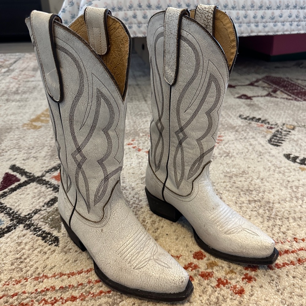 WHITE DISTRESSED COWBOY BOOTS